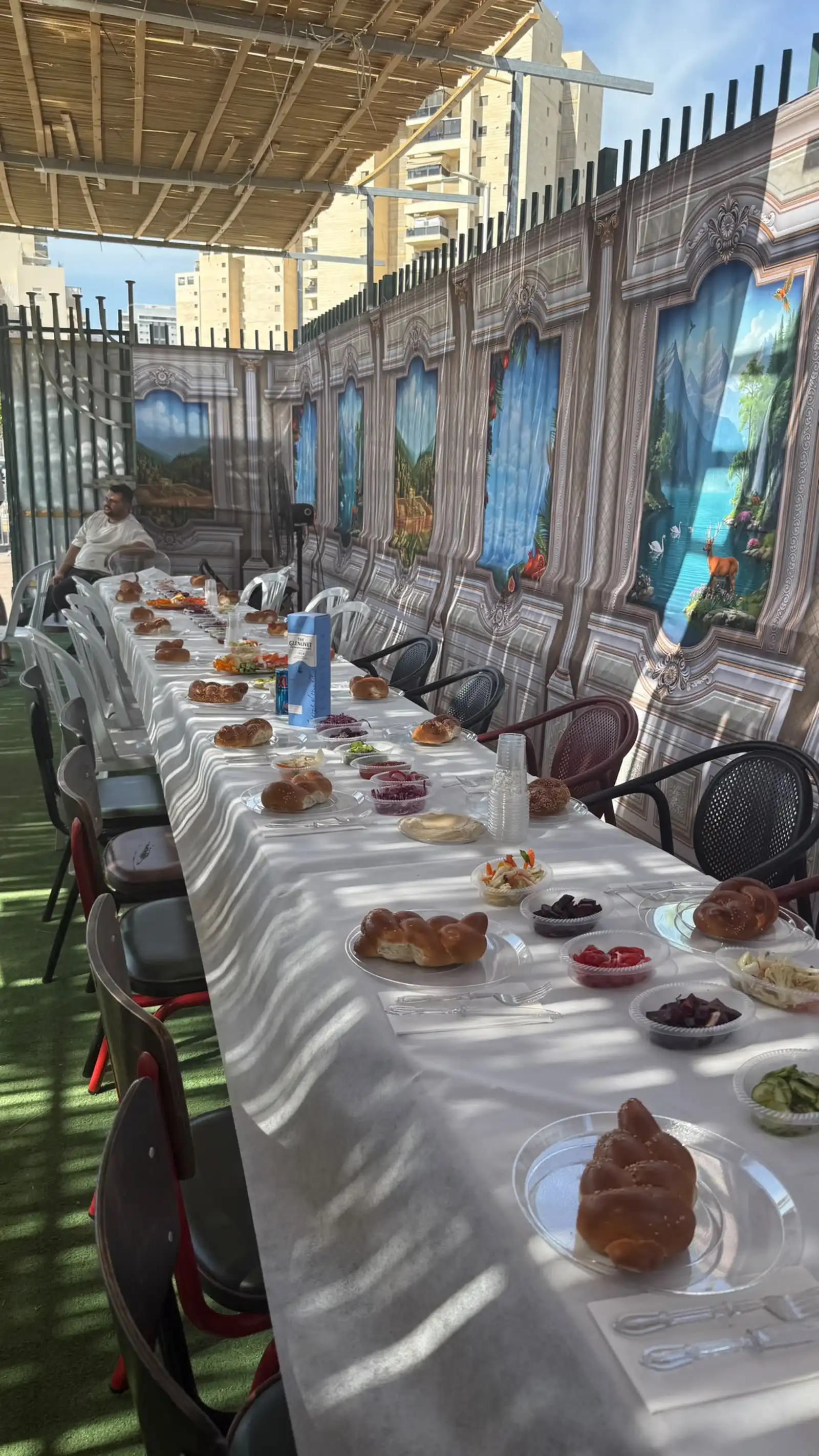 שולחן סוכה ערוך באירוע של אצל יוגב