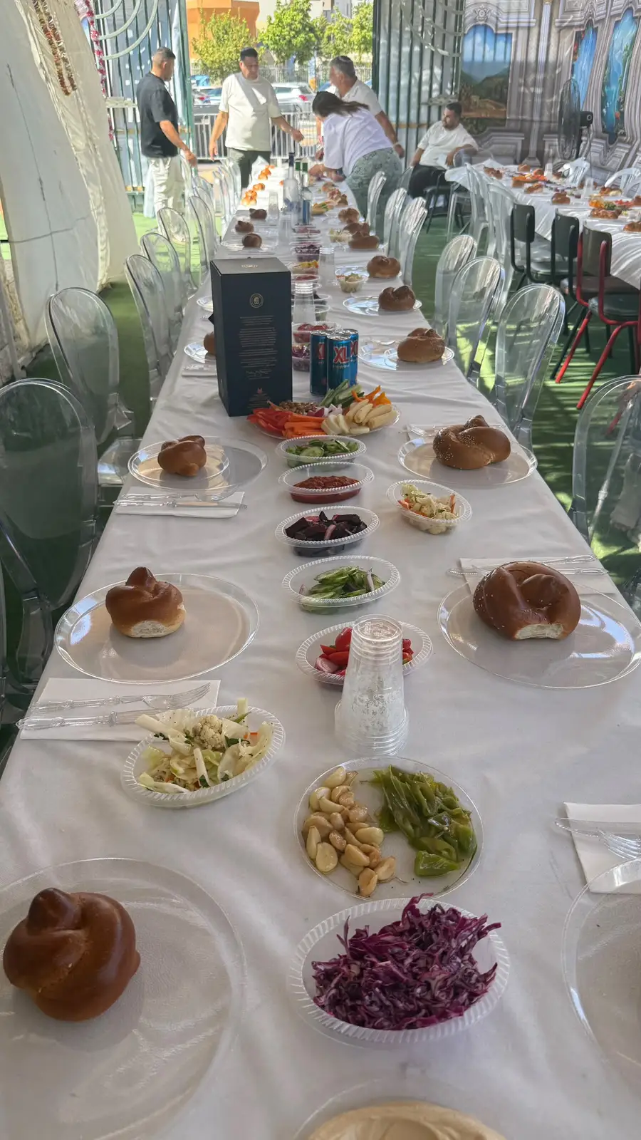 שולחן חג עם סלטים וחלות